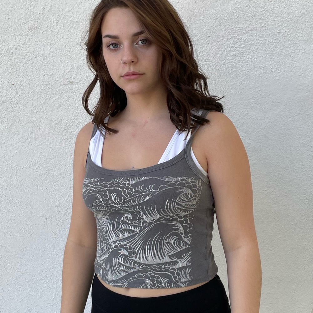 Grey wave fitted tank